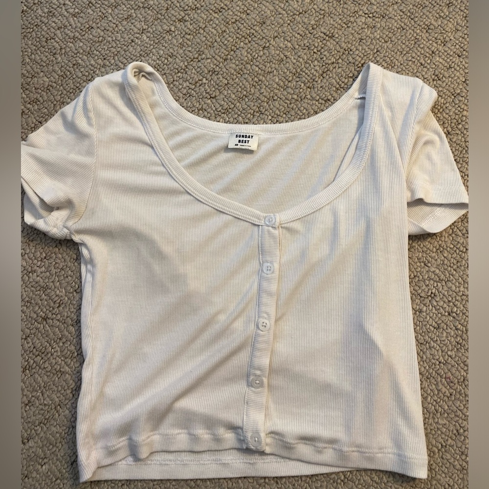 Scoop neck white cropped t-shirt.